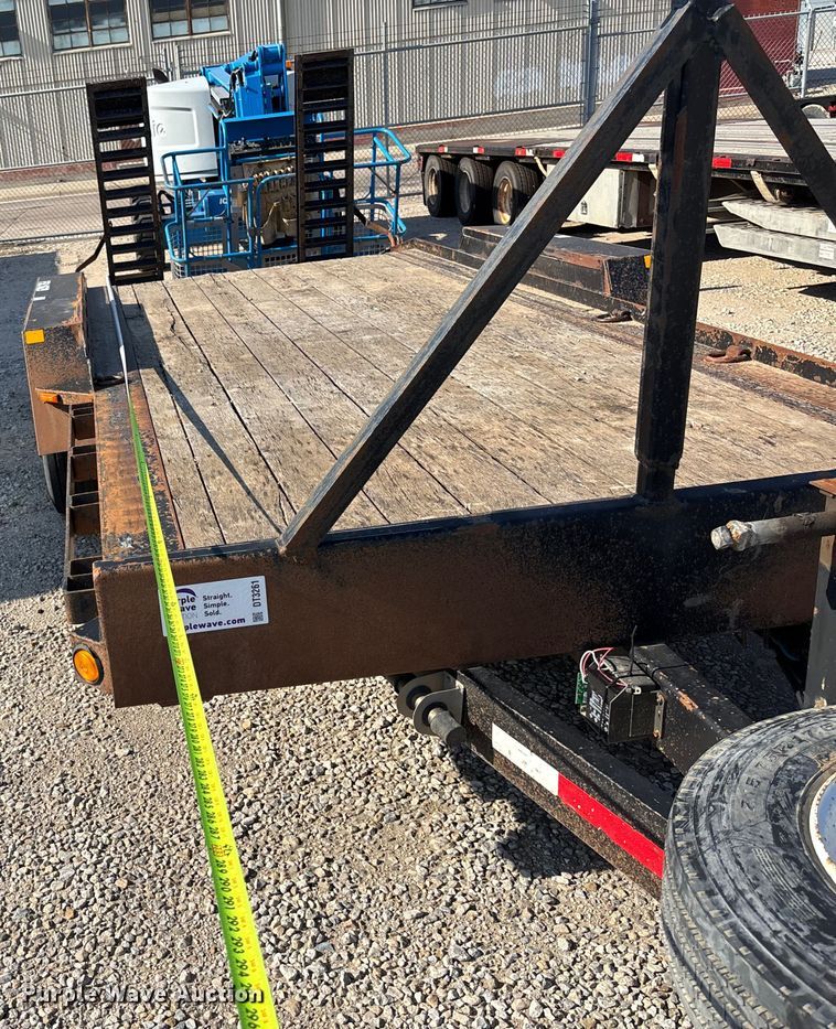 image for item DT3261 2017 Redi-Haul FSL1629E-102 equipment trailer