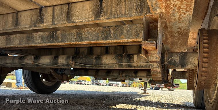 image for item DT3261 2017 Redi-Haul FSL1629E-102 equipment trailer