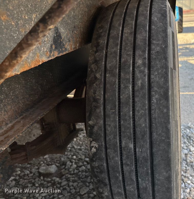 image for item DT3261 2017 Redi-Haul FSL1629E-102 equipment trailer