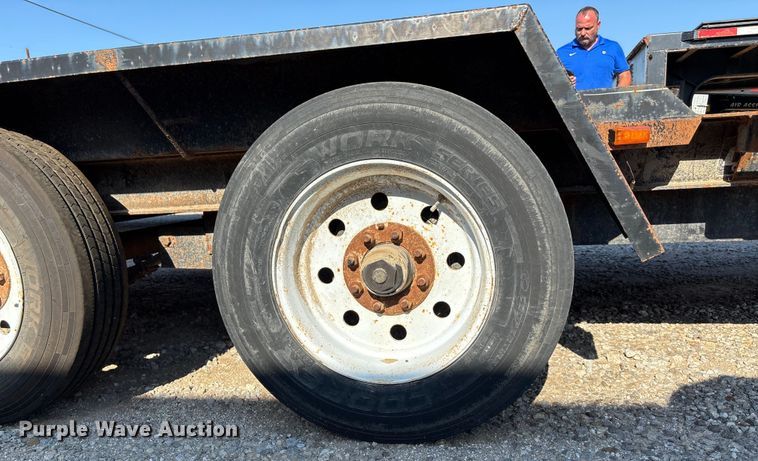 image for item DT3261 2017 Redi-Haul FSL1629E-102 equipment trailer