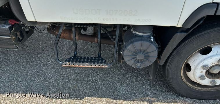 image for item DT3262 2015 Isuzu NPR crew cab box truck