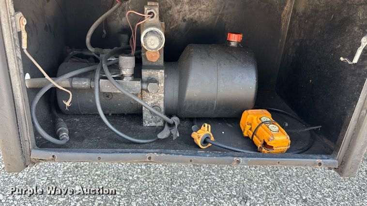 image for item DT3262 2015 Isuzu NPR crew cab box truck