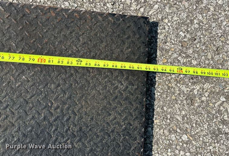 image for item DT3262 2015 Isuzu NPR crew cab box truck