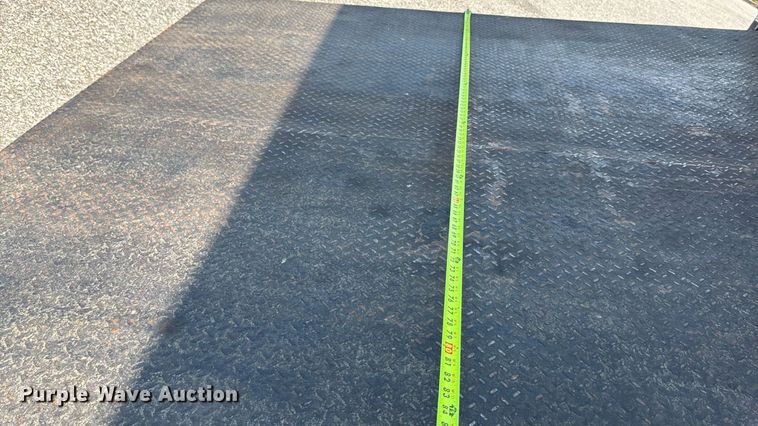 image for item DT3262 2015 Isuzu NPR crew cab box truck