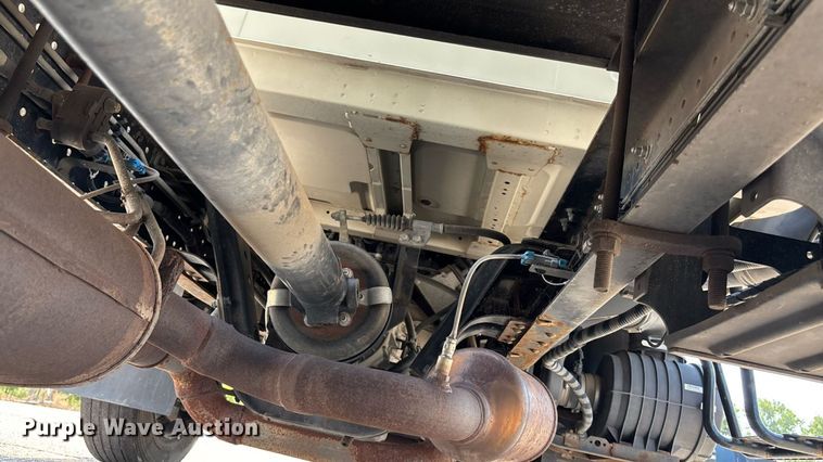 image for item DT3262 2015 Isuzu NPR crew cab box truck