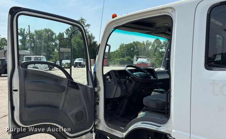 image for item DT3262 2015 Isuzu NPR crew cab box truck