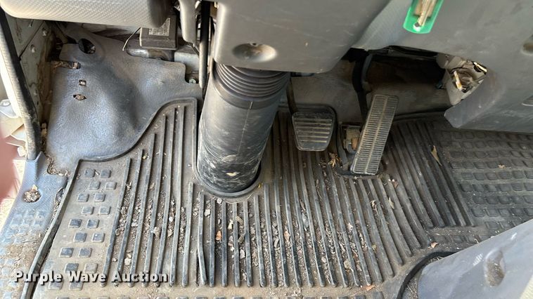 image for item DT3262 2015 Isuzu NPR crew cab box truck