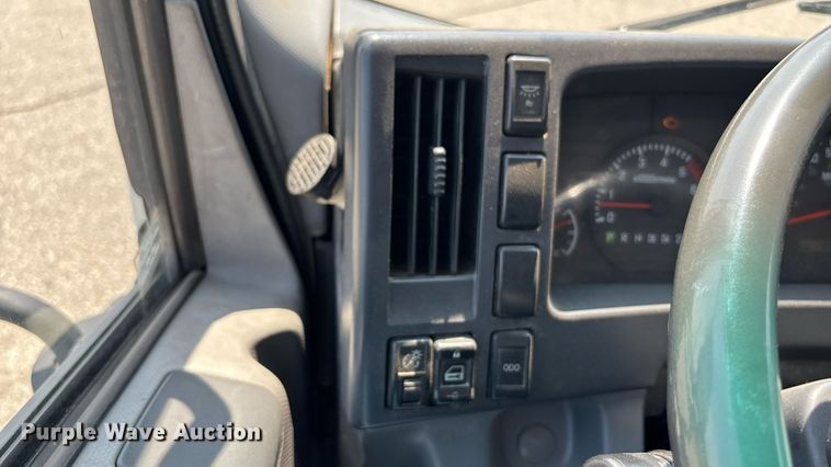 image for item DT3262 2015 Isuzu NPR crew cab box truck