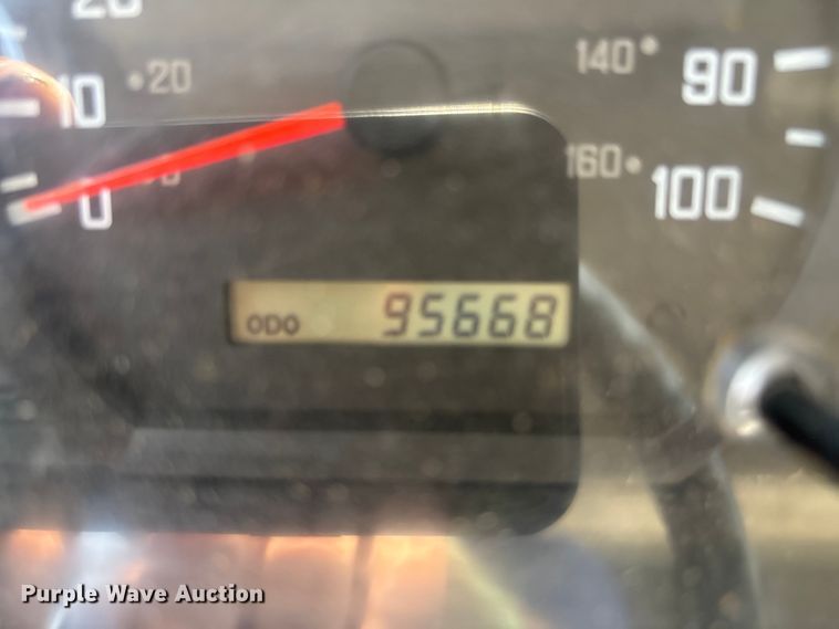 image for item DT3262 2015 Isuzu NPR crew cab box truck