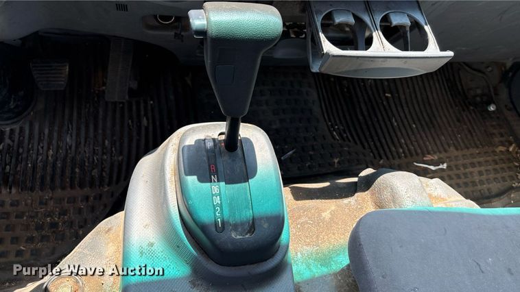 image for item DT3262 2015 Isuzu NPR crew cab box truck