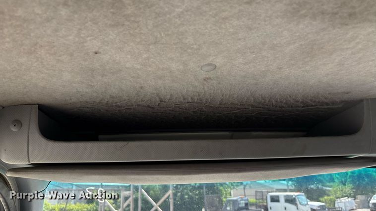 image for item DT3262 2015 Isuzu NPR crew cab box truck