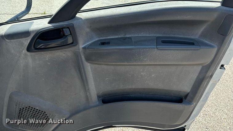 image for item DT3262 2015 Isuzu NPR crew cab box truck