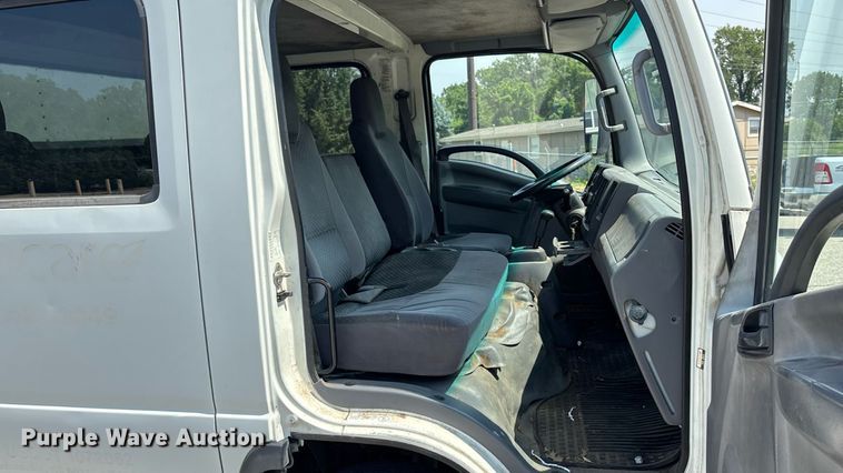 image for item DT3262 2015 Isuzu NPR crew cab box truck