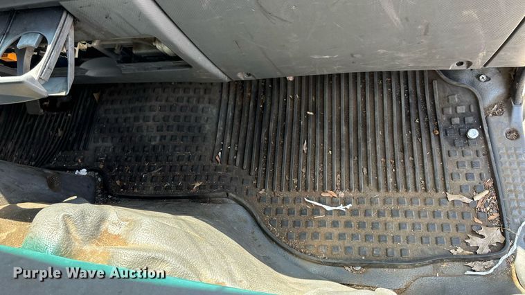 image for item DT3262 2015 Isuzu NPR crew cab box truck