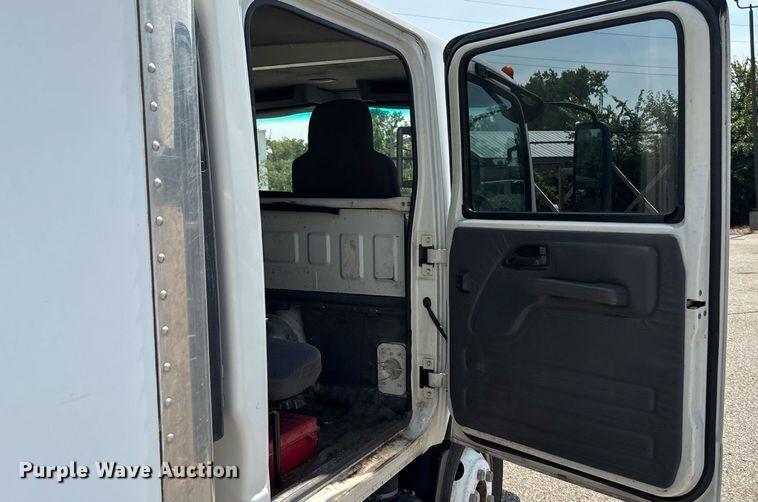 image for item DT3262 2015 Isuzu NPR crew cab box truck