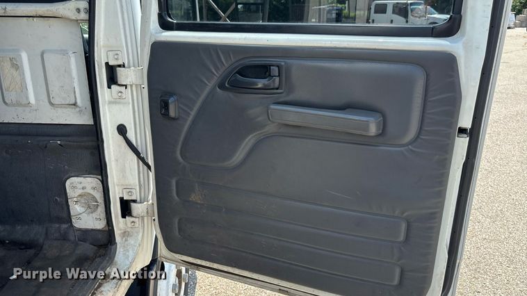 image for item DT3262 2015 Isuzu NPR crew cab box truck