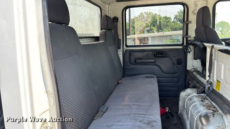 image for item DT3262 2015 Isuzu NPR crew cab box truck