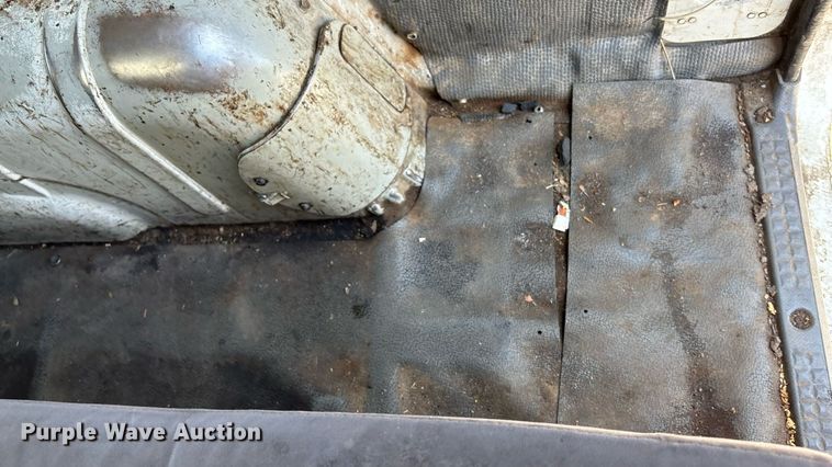 image for item DT3262 2015 Isuzu NPR crew cab box truck