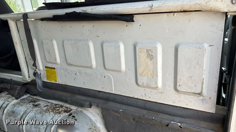 image for item DT3262 2015 Isuzu NPR crew cab box truck