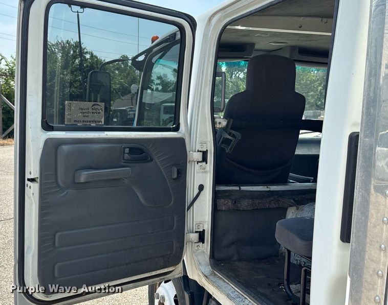 image for item DT3262 2015 Isuzu NPR crew cab box truck