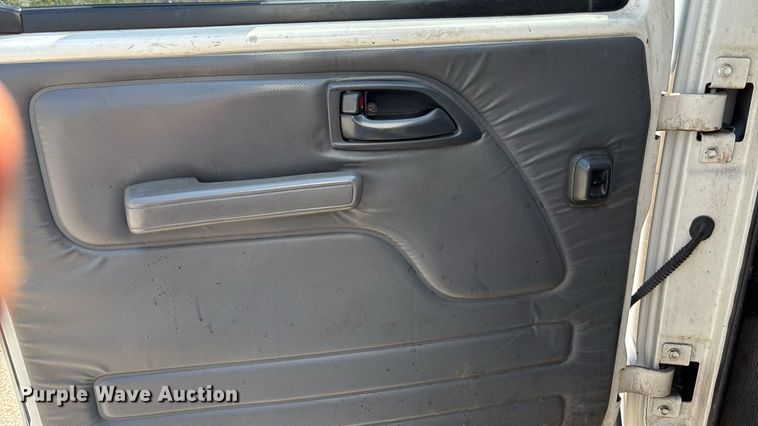 image for item DT3262 2015 Isuzu NPR crew cab box truck