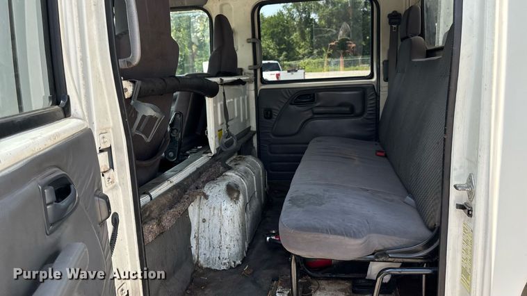 image for item DT3262 2015 Isuzu NPR crew cab box truck