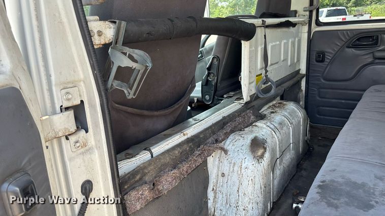 image for item DT3262 2015 Isuzu NPR crew cab box truck