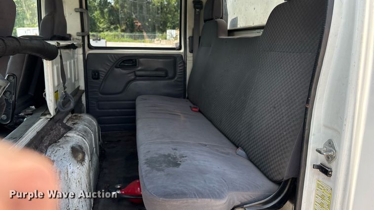 image for item DT3262 2015 Isuzu NPR crew cab box truck