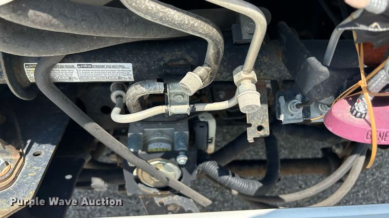 image for item DT3262 2015 Isuzu NPR crew cab box truck