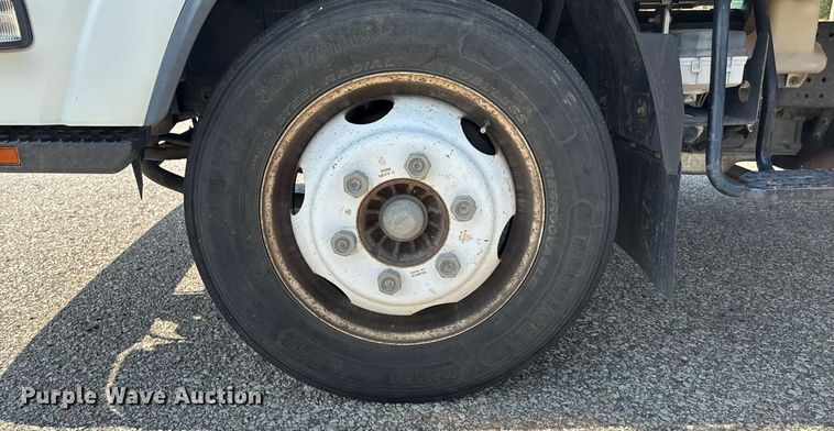 image for item DT3262 2015 Isuzu NPR crew cab box truck