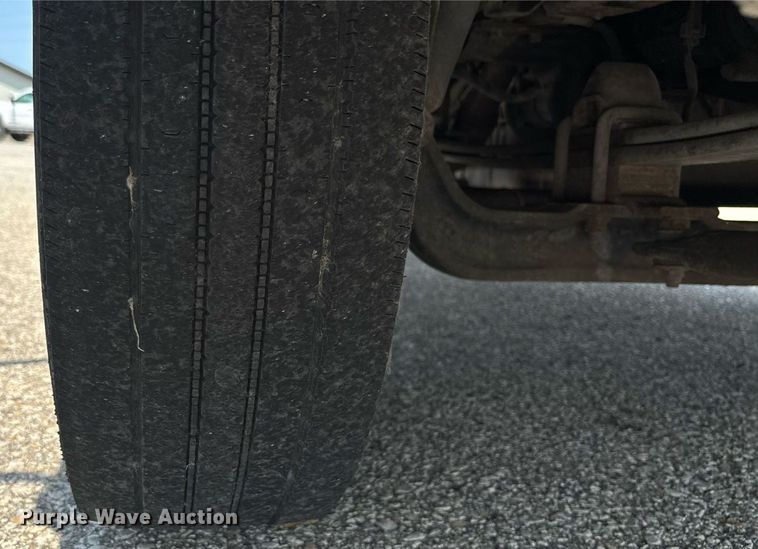 image for item DT3262 2015 Isuzu NPR crew cab box truck