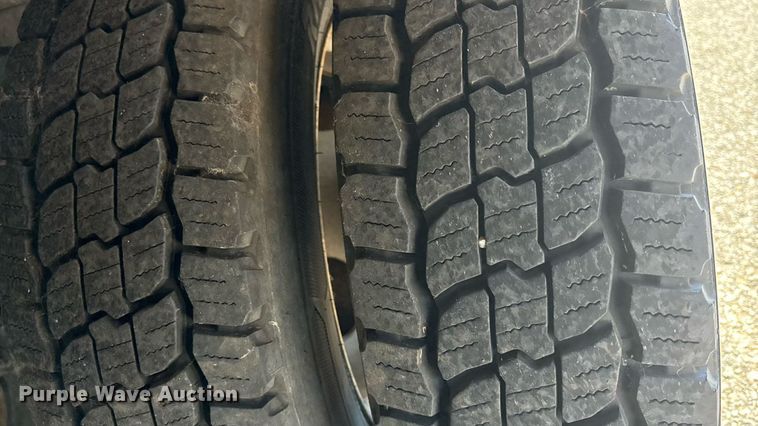 image for item DT3262 2015 Isuzu NPR crew cab box truck