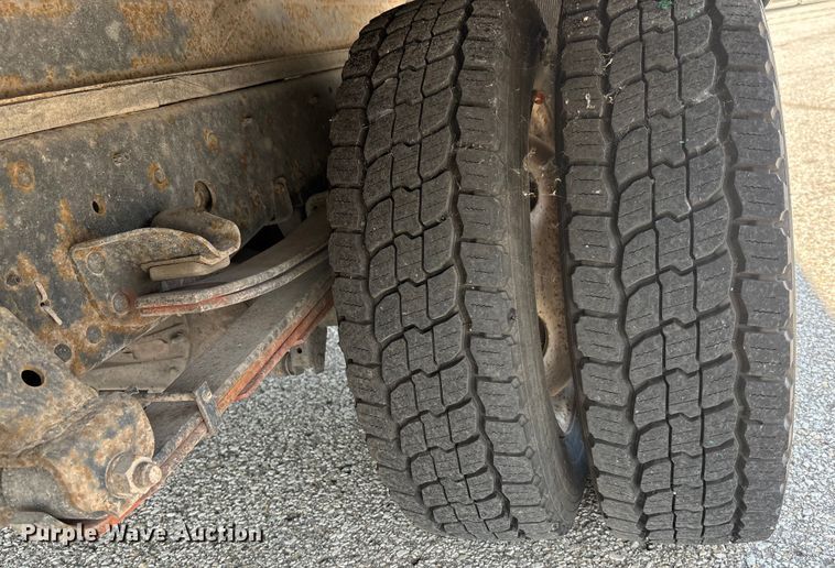 image for item DT3262 2015 Isuzu NPR crew cab box truck