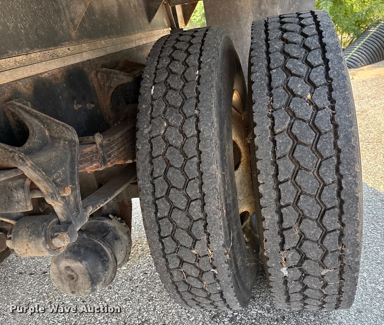 image for item DT3268 2013 Ford F750 Super Duty dump flatbed truck