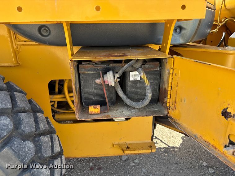 image for item DT3282 2006 John Deere 444J wheel loader