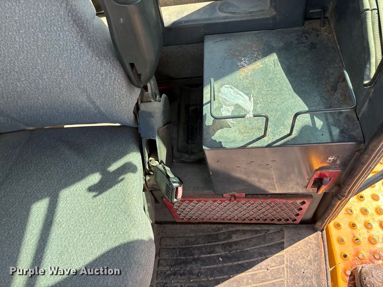 image for item DT3282 2006 John Deere 444J wheel loader