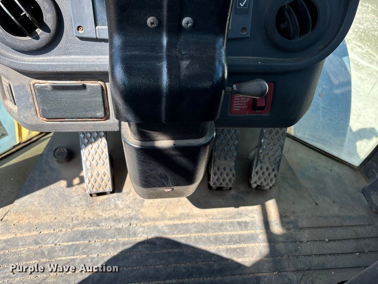 image for item DT3282 2006 John Deere 444J wheel loader