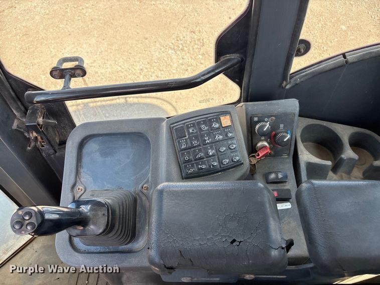 image for item DT3282 2006 John Deere 444J wheel loader