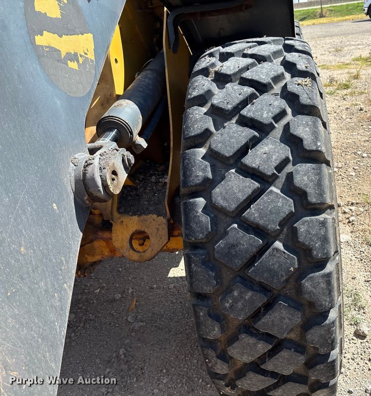 image for item DT3282 2006 John Deere 444J wheel loader