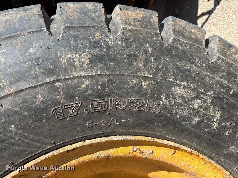 image for item DT3282 2006 John Deere 444J wheel loader