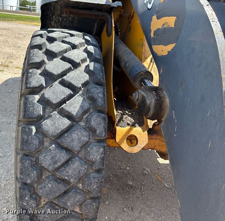 image for item DT3282 2006 John Deere 444J wheel loader