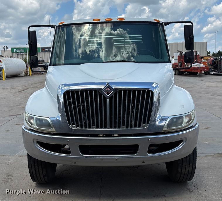 image for item DT3288 2006 International Dura Star 4400 flatbed truck