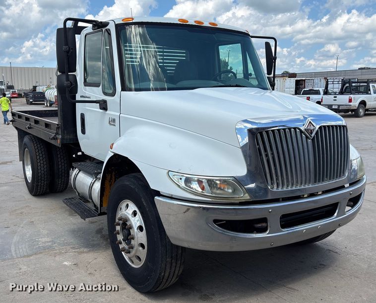 image for item DT3288 2006 International Dura Star 4400 flatbed truck