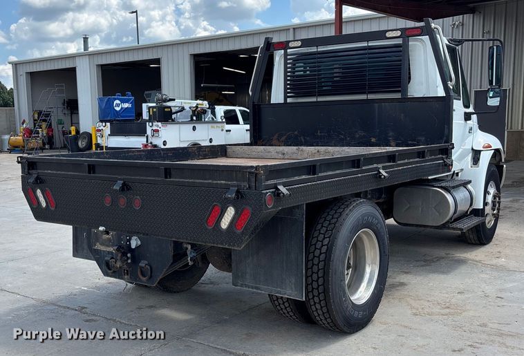image for item DT3288 2006 International Dura Star 4400 flatbed truck