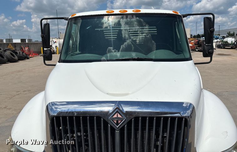 image for item DT3288 2006 International Dura Star 4400 flatbed truck