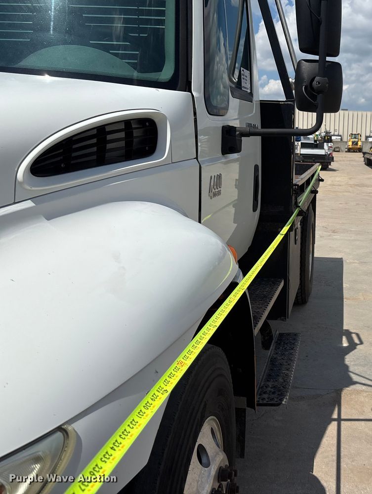 image for item DT3288 2006 International Dura Star 4400 flatbed truck