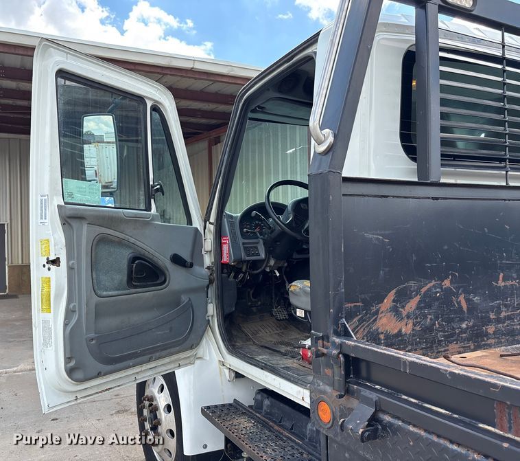 image for item DT3288 2006 International Dura Star 4400 flatbed truck