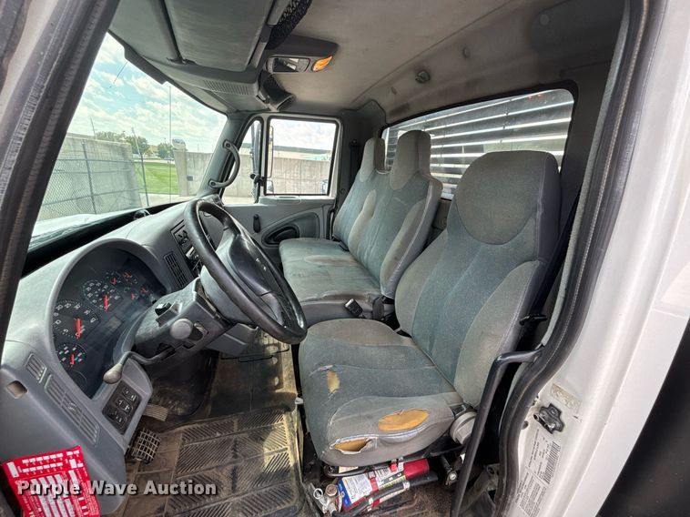 image for item DT3288 2006 International Dura Star 4400 flatbed truck