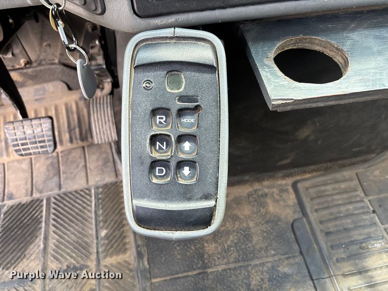 image for item DT3288 2006 International Dura Star 4400 flatbed truck