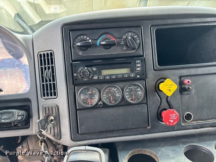 image for item DT3288 2006 International Dura Star 4400 flatbed truck